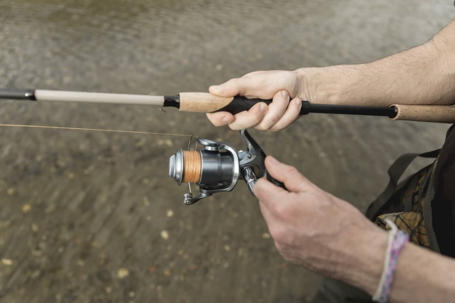 How to easily lubricate the internal parts of a fishing reel?